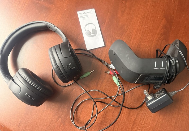 Brookstone Digital Wireless TV Noise Cancelling Headphones w/ Base YU-RF8131