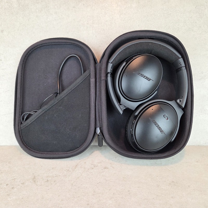Bose QuietComfort 35 II Wireless Noise Cancelling Headphones Black Case