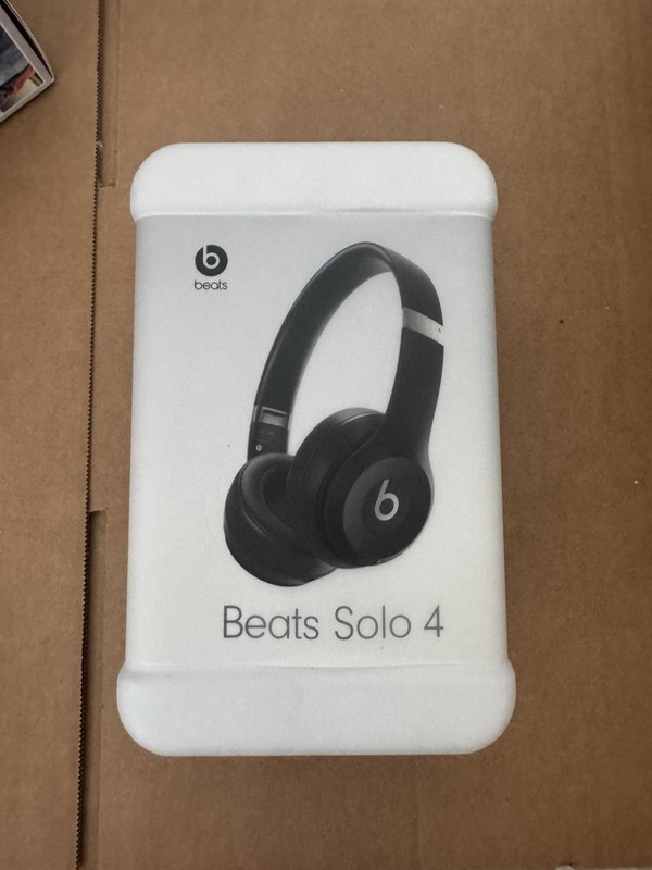 Beats by Dre Solo 4 On-Ear Headset Matte Black Bluetooth Wireless MUW23LL