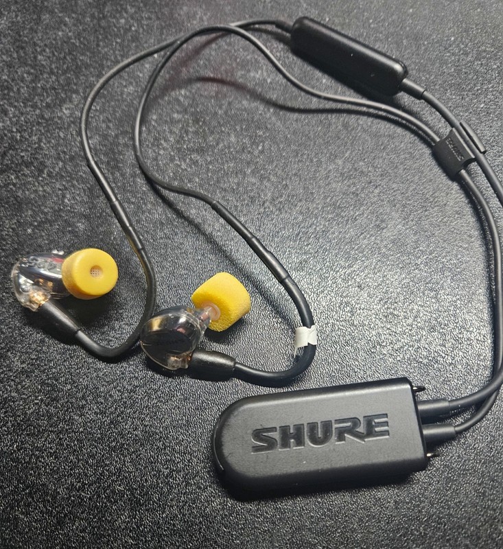 Shure SE425 In Ear monitors also comes with Shure Bluetooth and other extras gallery
