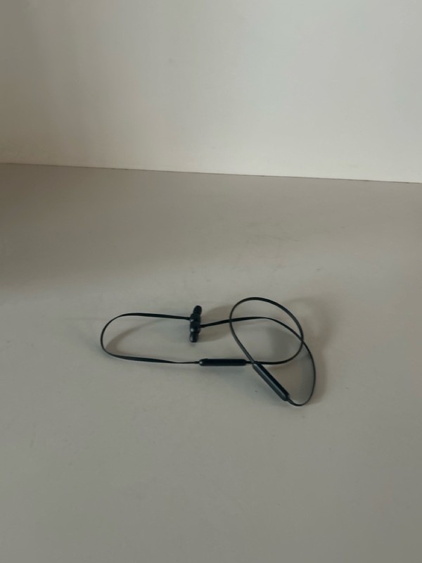 BEATS FLEX WIRELEES HEADPHONES NO CORD SEE PHOTOS FOR CONDITION (P20034394)