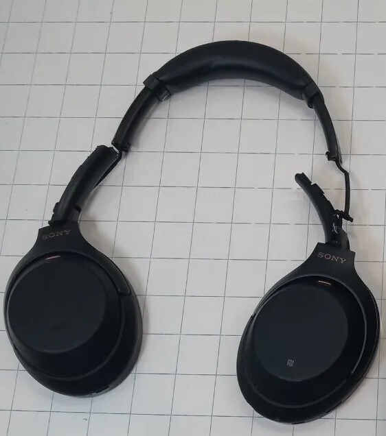 Sony WH-1000XM3 Wireless Noise Cancelling Headphones Black BROKEN/FOR PARTS
