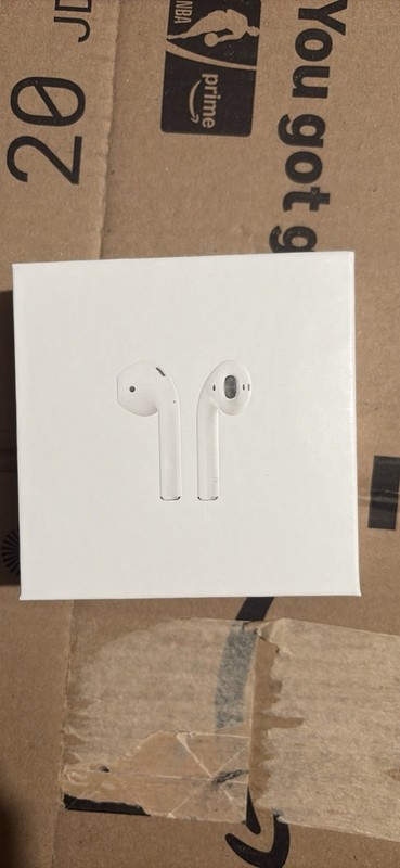 Apple AirPods Wireless Charging Case White Bluetooth In-Ear Earbuds Built-in Mic