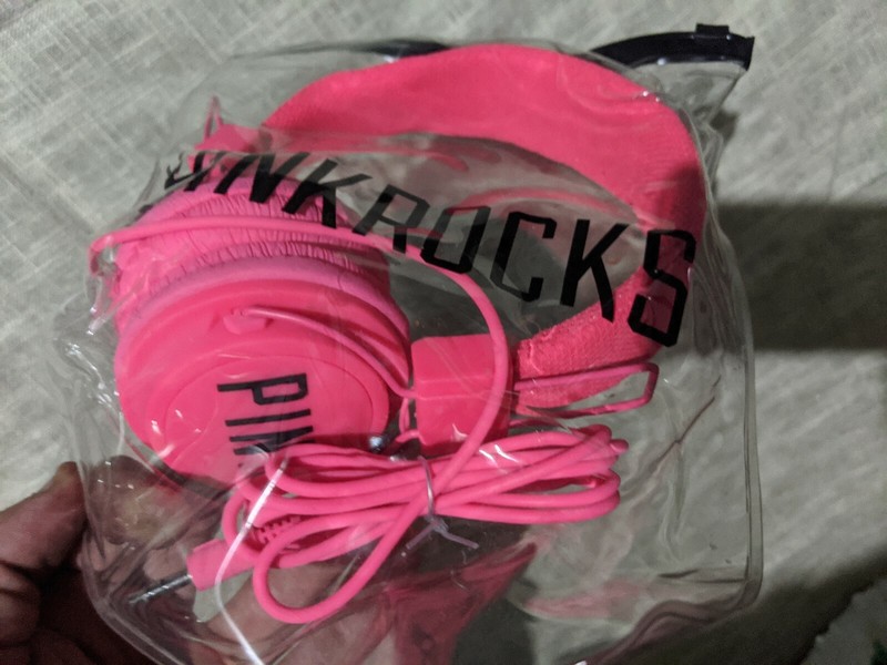 NEVER OPENED NEW IN PACKAGE VICTORIAS SECRET PINK RUNWAY DJ CAN HEADPHONES RARE!