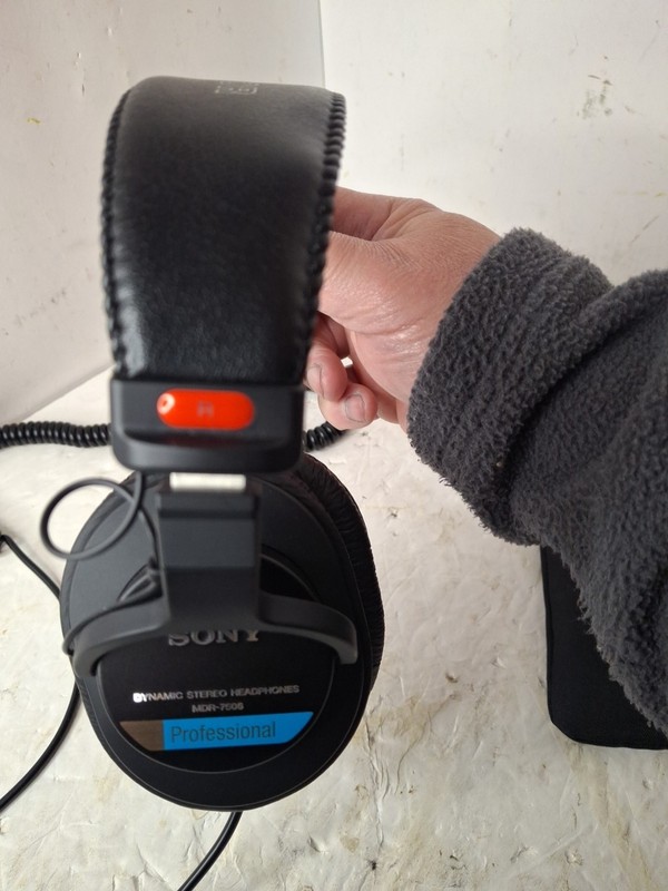 Sony MDR-7506 Sound Monitor Headphones (Black) Bag And Jack Excellent Condition gallery