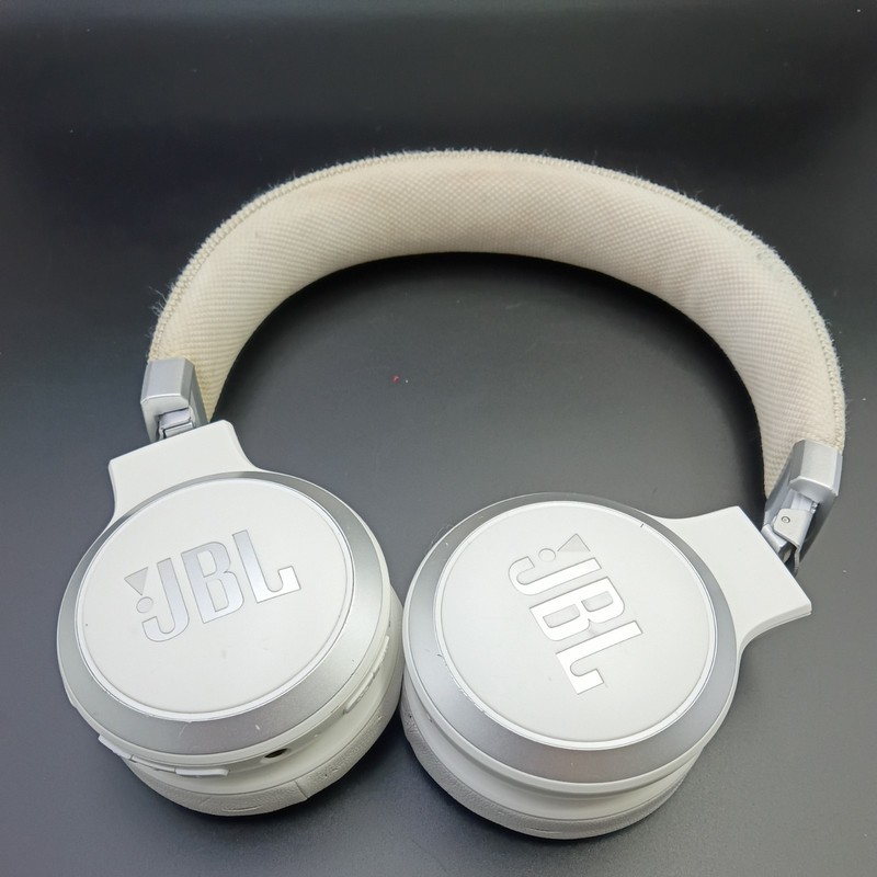 JBL Live 460NC Wireless On-Ear Noise Cancelling Headphone( cosmetics detailing)