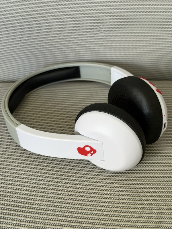 Skullcandy Uproar Wireless Headphones - White On-Ear Headphones gallery