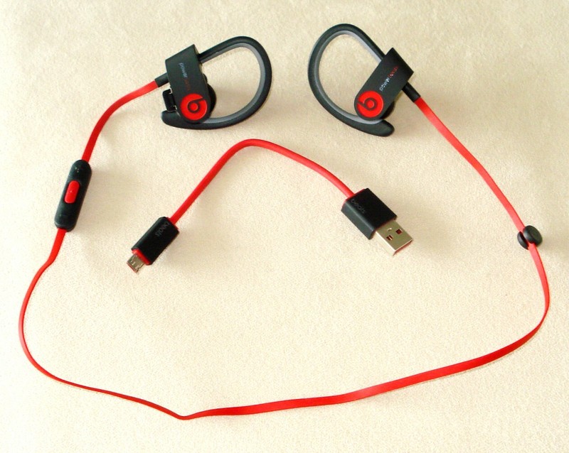 APPLE POWERBEATS WIRELESS EARPHONES MODEL B0516 WITH CARRYING CASE BLACK
