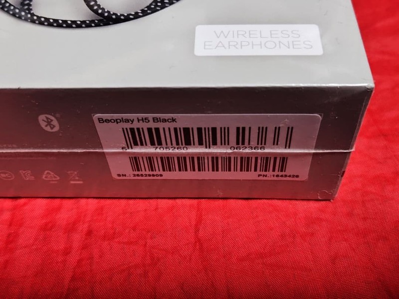 BeoPlay H5 black luxury earphones gallery