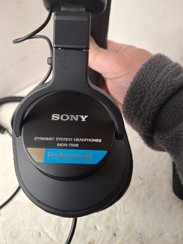Sony MDR-7506 Sound Monitor Headphones (Black) Bag And Jack Excellent Condition gallery