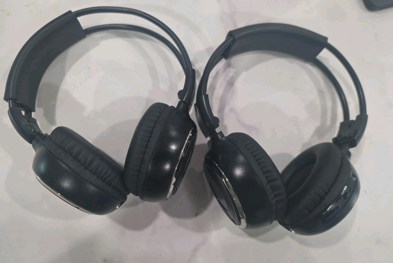 GENUINE OVERHEAD DVD REMOTE HEADPHONES 68189-014AA gallery