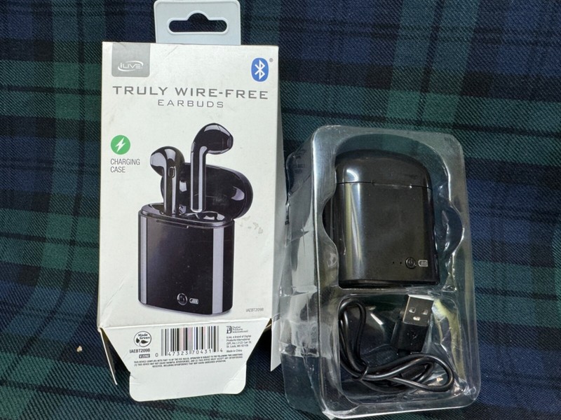 iLive Truly Wire-Free Earbuds and Charging Case gallery
