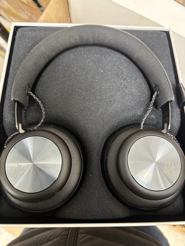 Bang & Olufsen Beoplay H4 Over-Ear Wireless Headphones – Charcoal Gray