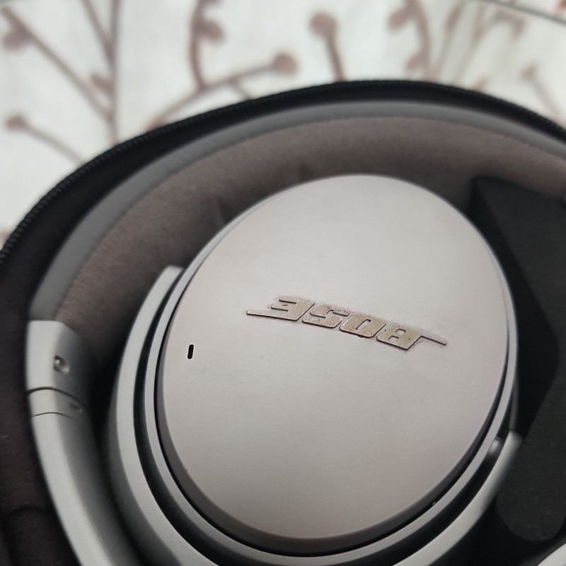 Bose QuietComfort 35 Bluetooth Wireless Noise Cancelling Silver/Gray w/Case gallery
