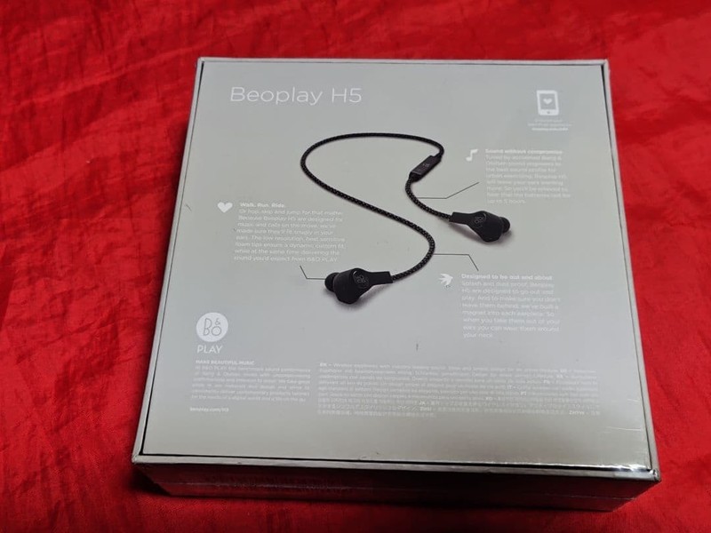BeoPlay H5 black luxury earphones