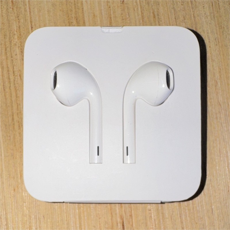 Apple EarPods Lightning Connector White In-Ear Earbuds w/ On-Cable Mic 1m