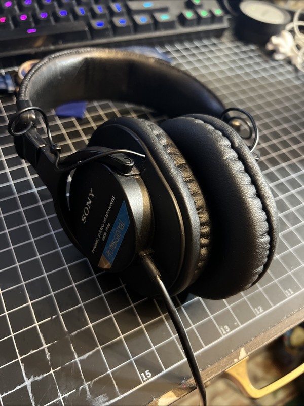 Sony MDR7506 Professional Large Diaphragm DJ PRO Headphone gallery