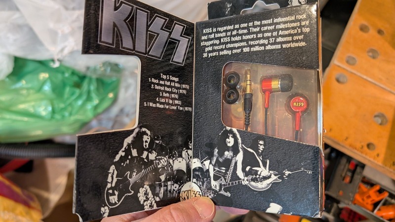 Section 8 Ear Buds with Kiss logo new in box 2010 gallery