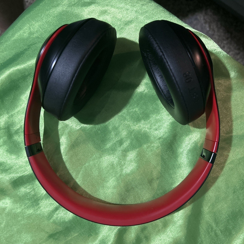 Beats by Dr. Dre Studio3 Wireless Over-Ear Bluetooth Noise Cancel Black/Red Case