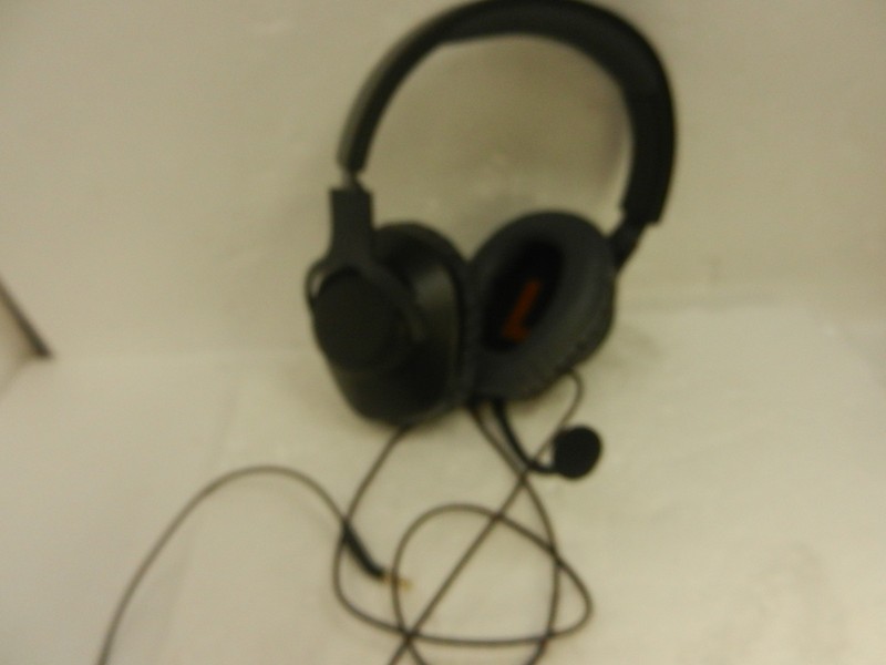 JBL Quantum 100 Wired Over-Ear Gaming Headphones Large Black