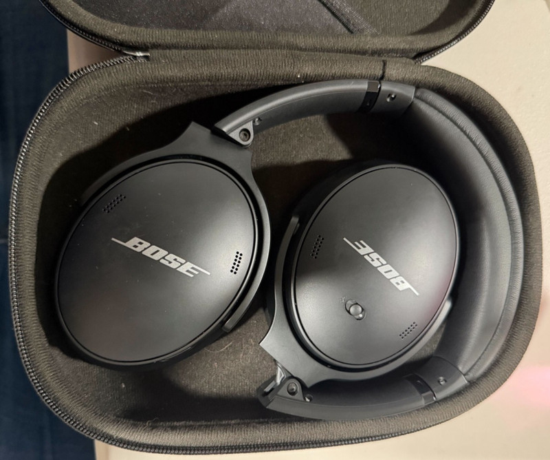 Bose QuietComfort 45 QC45 Black Bluetooth Headphones Black with Carrying Case