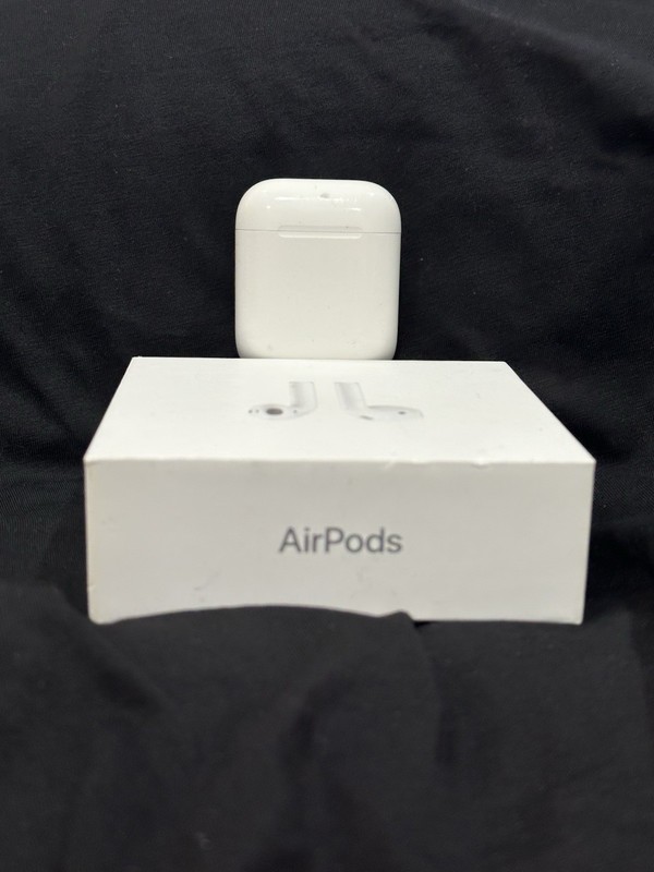 Apple Airpods 1st Generation Ear Buds USED