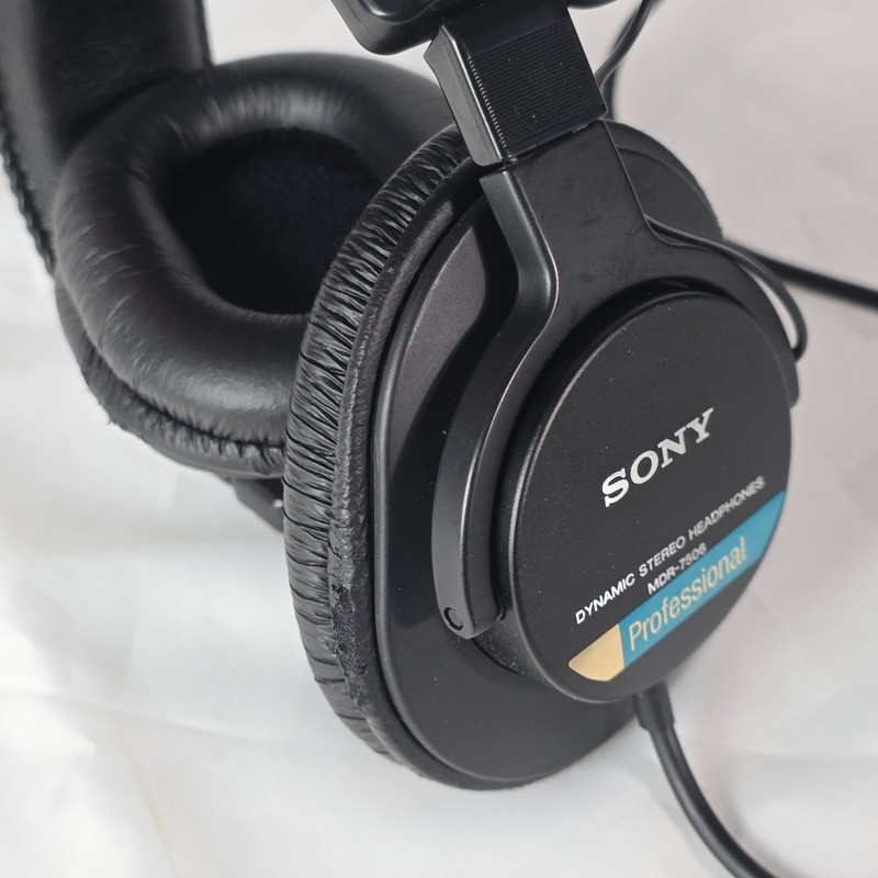 Sony MDR-7506 Professional Closed-Back Dynamic Stereo Monitoring Headphone Black gallery