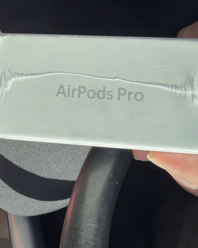 Apple AirPods Pro 3 Wireless Bluetooth Earbuds White Active Noise Cancellation gallery