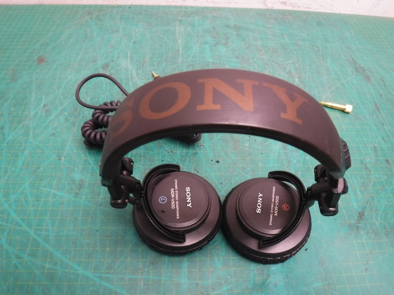 Vintage Genuine Original Sony MDR-V500 DJ Stereo Monitor Headphones - Pads Worn gallery