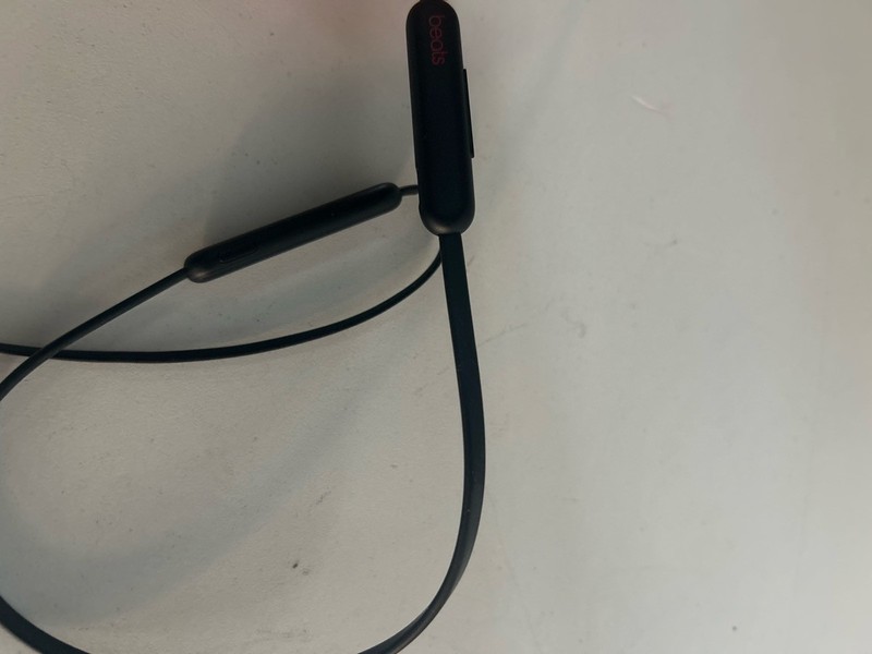 BEATS FLEX WIRELEES HEADPHONES NO CORD SEE PHOTOS FOR CONDITION (P20034394) gallery