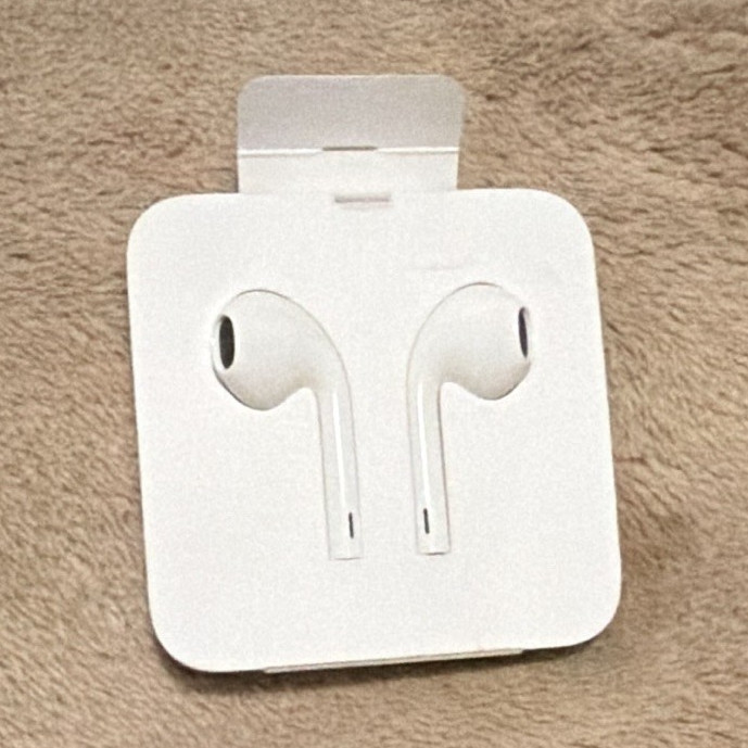 Apple EarPods Wired In-Ear Earbuds Lightning Connector On-Cable Mic White 1.2m