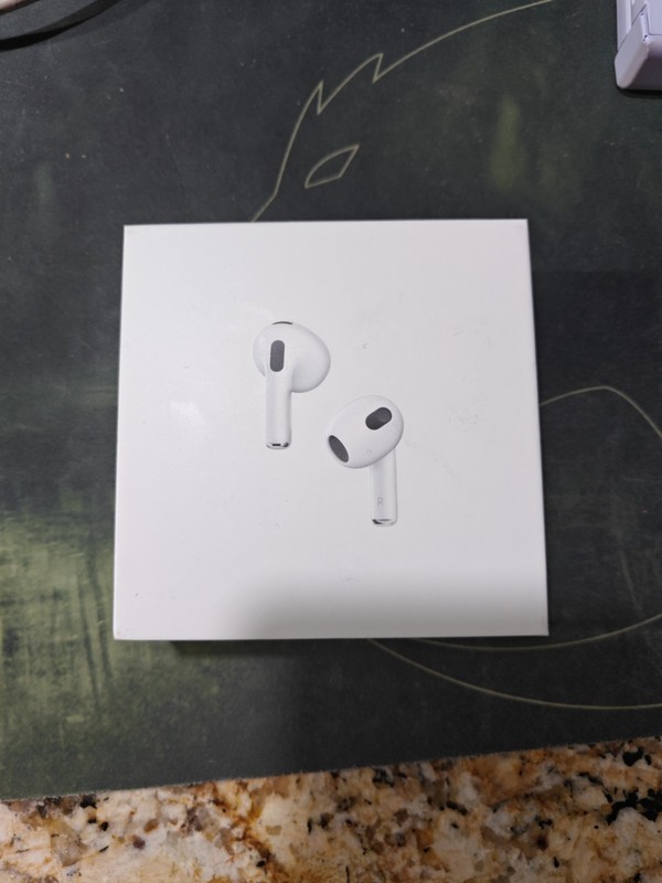 New Sealed – APPLE AIRPODS MPNY3AM/A 3RD GEN – lightening charging case