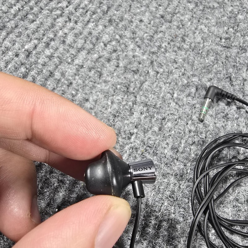 Sony MDR-ED12 Earbud Headphones Black Wired 3.5mm Vintage TESTED WORKS gallery