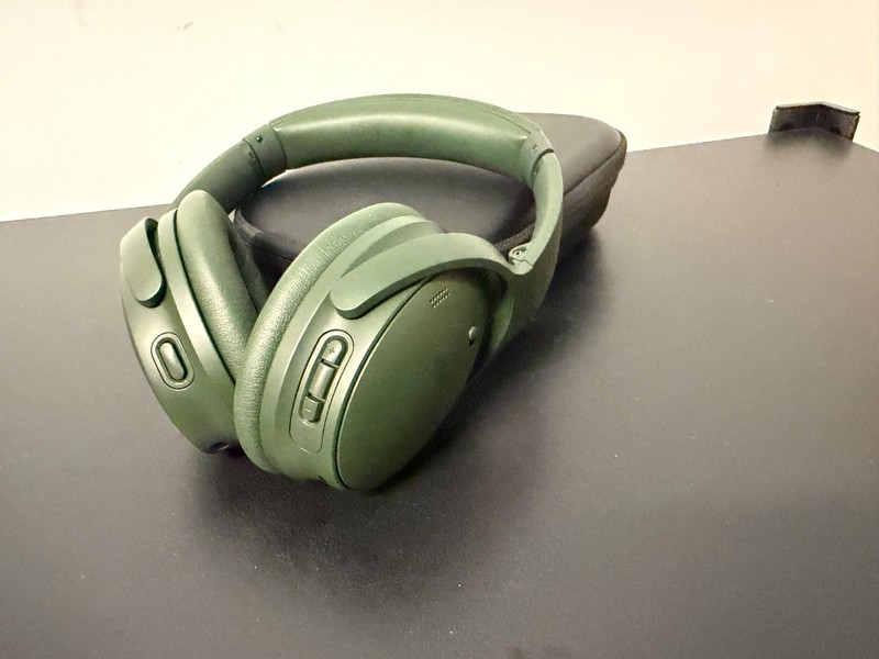 Bose QuietComfort Wireless Bluetooth Over-Ear Headphones – Green (884367-0300)