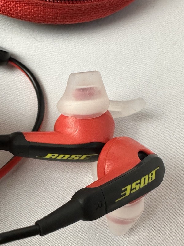 Bose Soundtrue In Ear WIRED Earphones Earbuds Red & Black with Case gallery