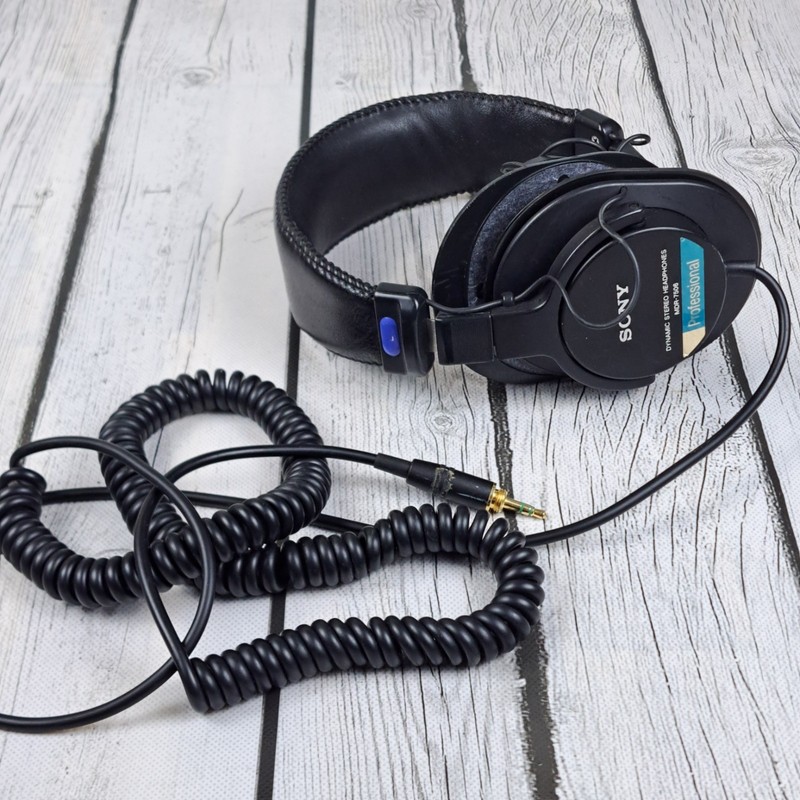 Sony MDR-7506 Professional Closed-Back Studio Monitor Headphones