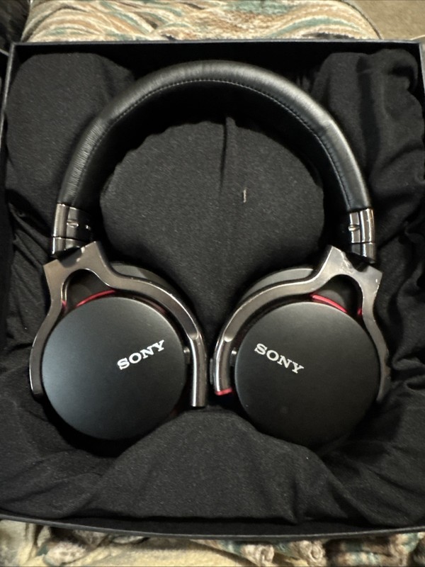 Sony MDR-1R Wired Headphones with 3.5mm stereo jack. Black/Red Working
