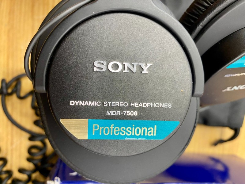 Sony MDR-7506 Professional Studio Monitor Headphones gallery