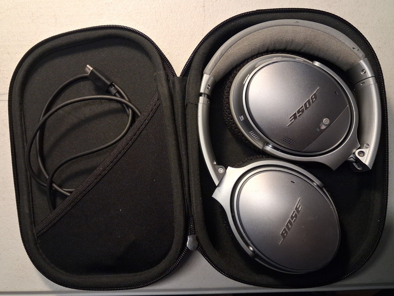 BARELY USED.Bose QuietComfort 35 Noise Cancelling Wireless Headphones -silver