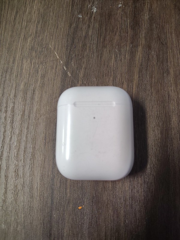 Apple Airpods With Wireless Charging Case MRXJ2ZM/A 2nd Generation White